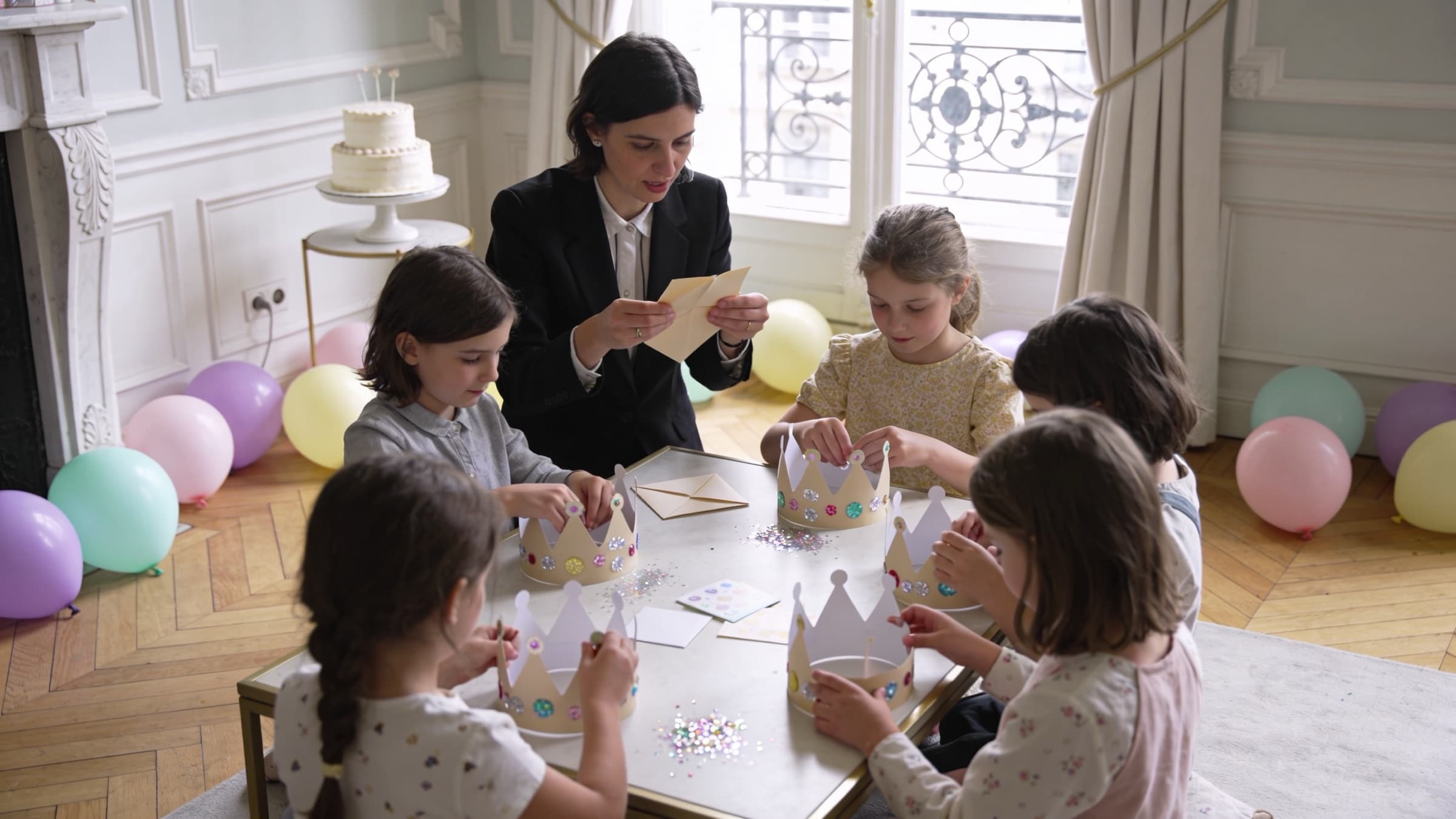 Enfants décorant des couronnes en papier autour d’une table basse
